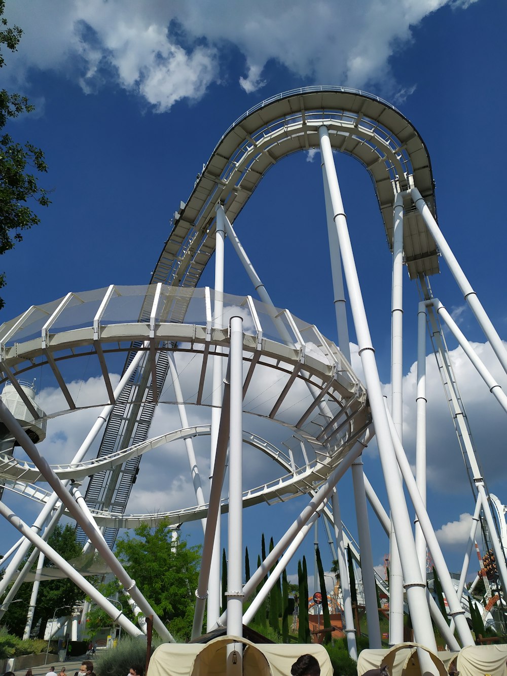 Un ottovolante in un parco con uno sfondo del cielo