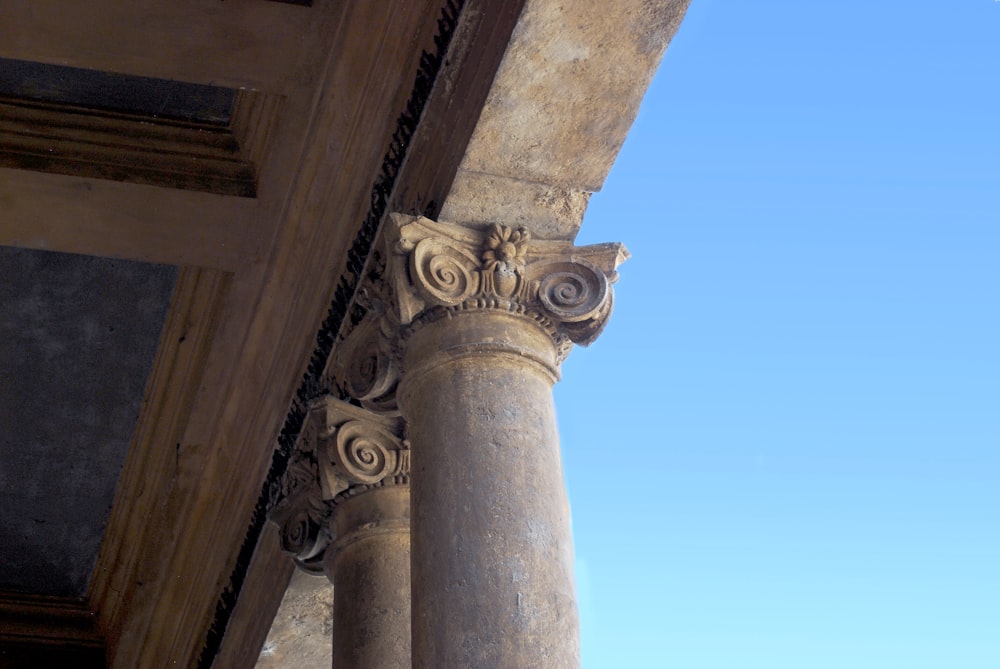 Un primer plano de una columna con un cielo en el fondo