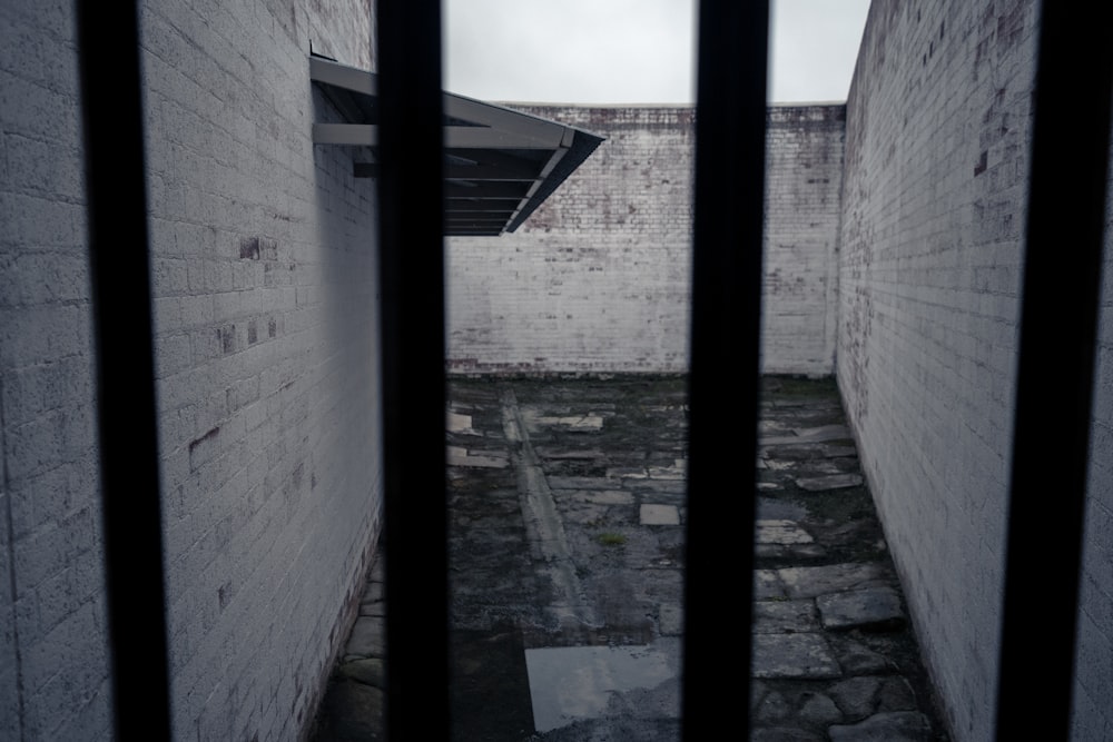 una cella di prigione con sbarre alle porte