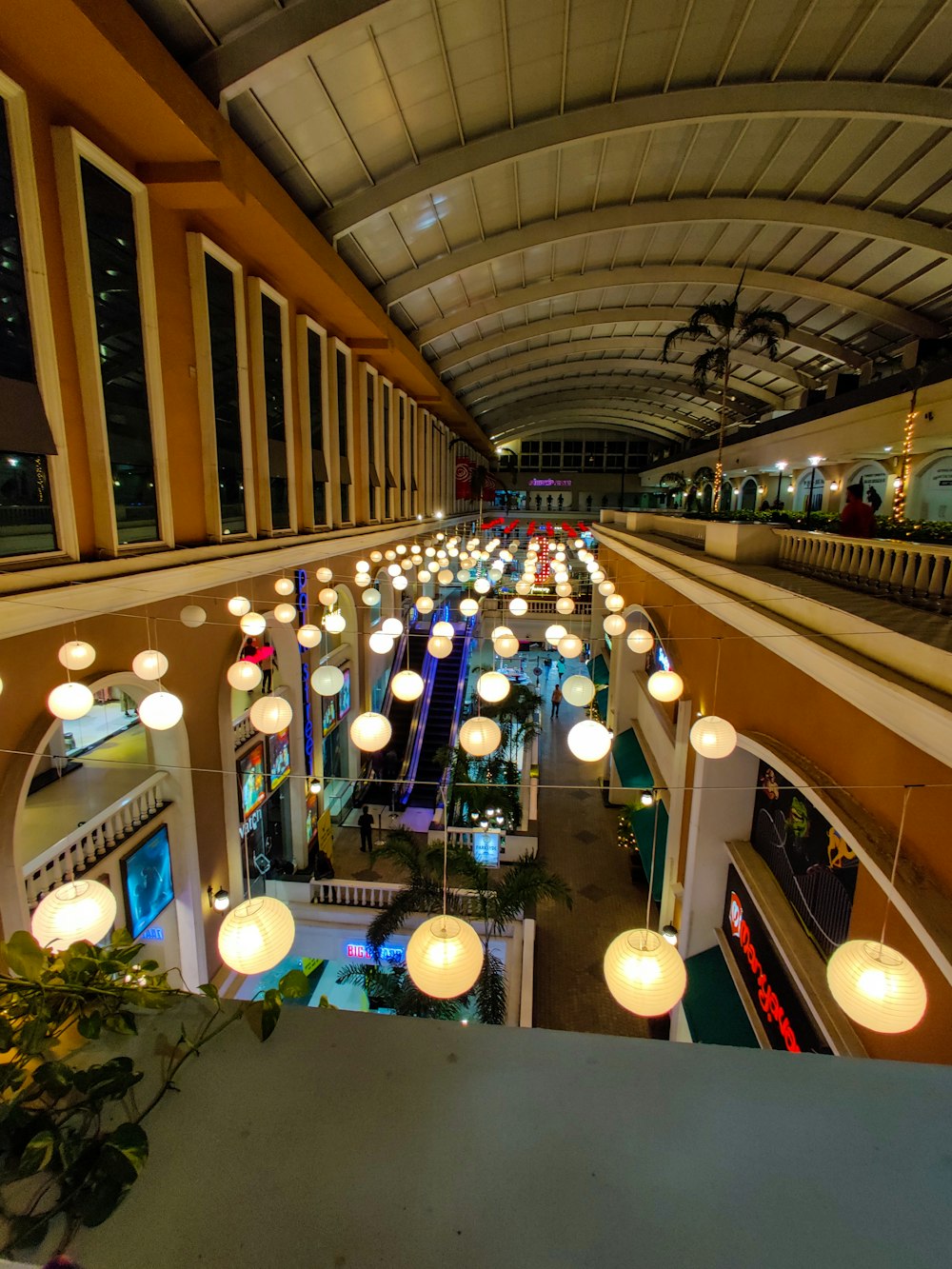 une vue d’un centre commercial d’un point de vue élevé