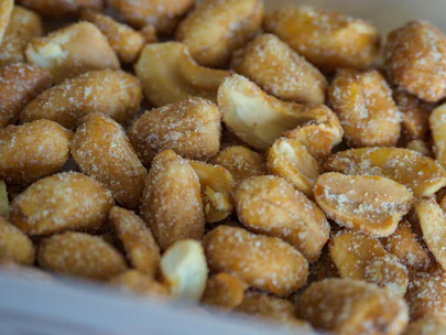 Close-up of a bowl filled with roasted makhana, highlighting their light, crispy texture.