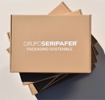 Stacked brown cardboard boxes with the text 'GRUPOSERIPAFER PACKAGING SOSTENIBLE' printed in white.