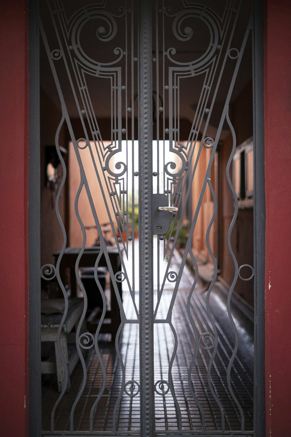 Una puerta de metal con un diseño decorativo