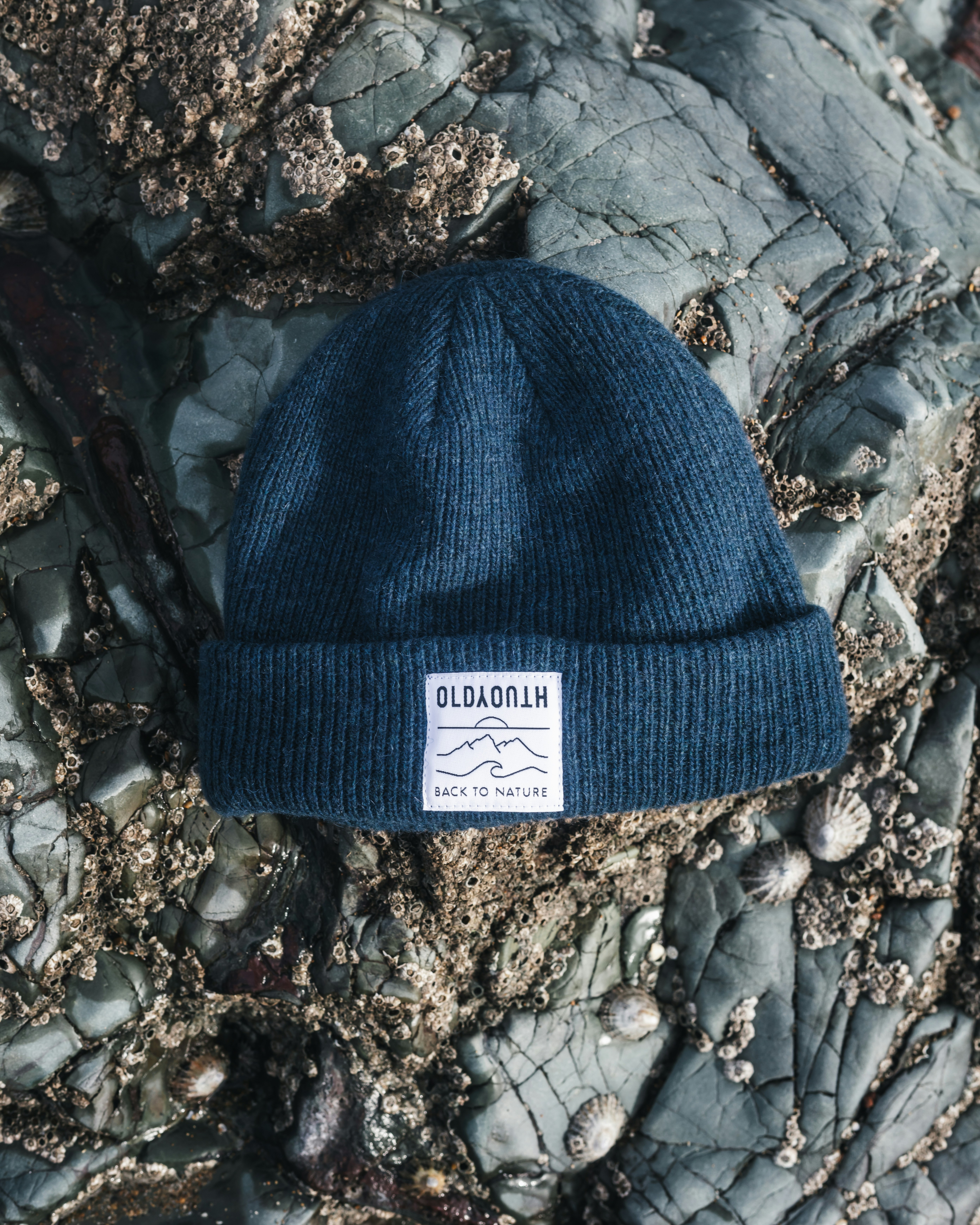 ein blauer Hut, der auf einem Steinhaufen sitzt