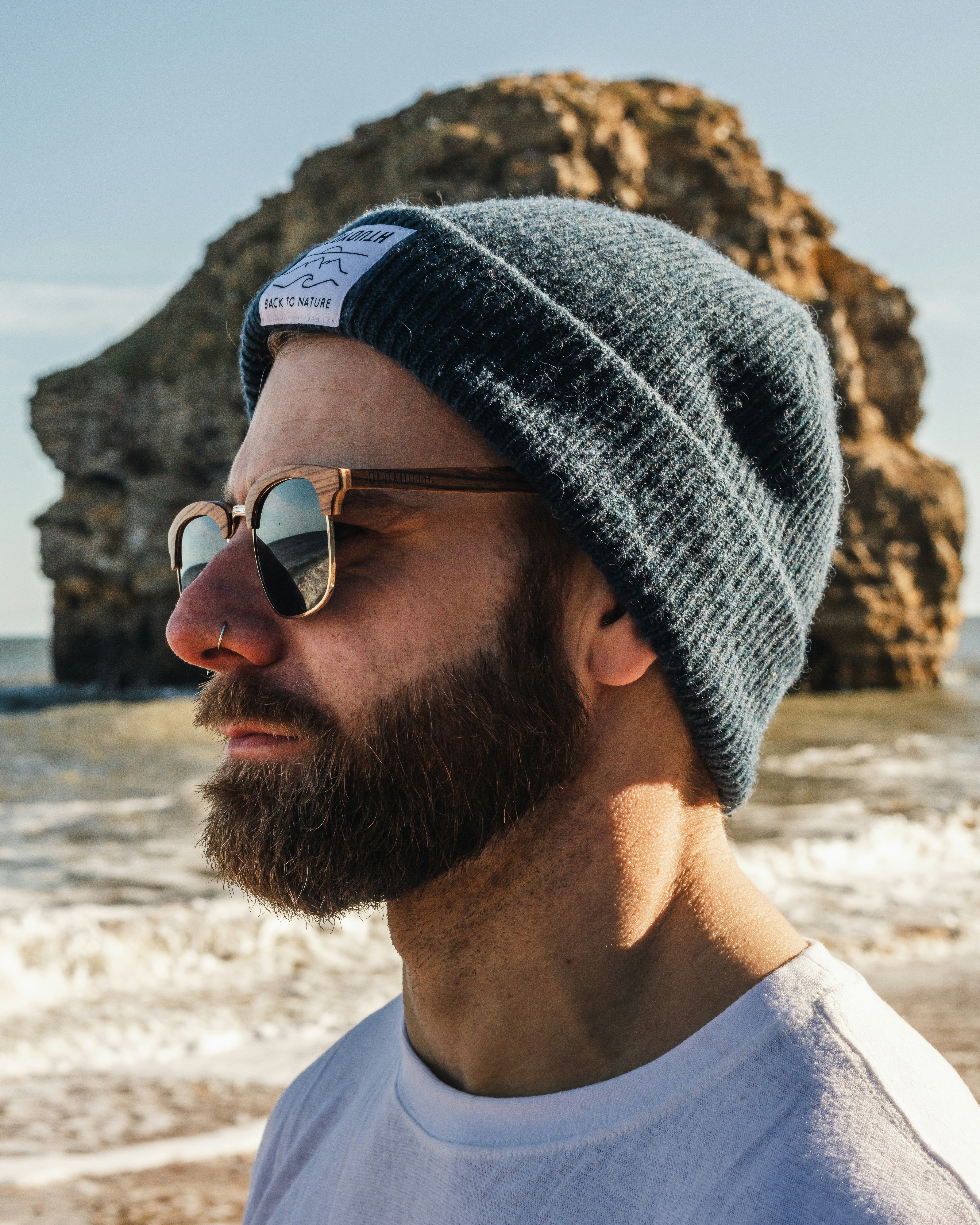 Un hombre con barba con gafas de sol y un gorro foto – Imagen de Blea ...