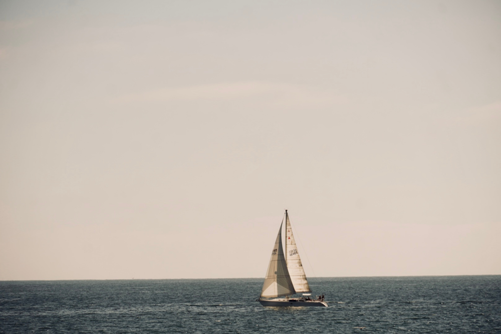Una barca a vela in mezzo all'oceano