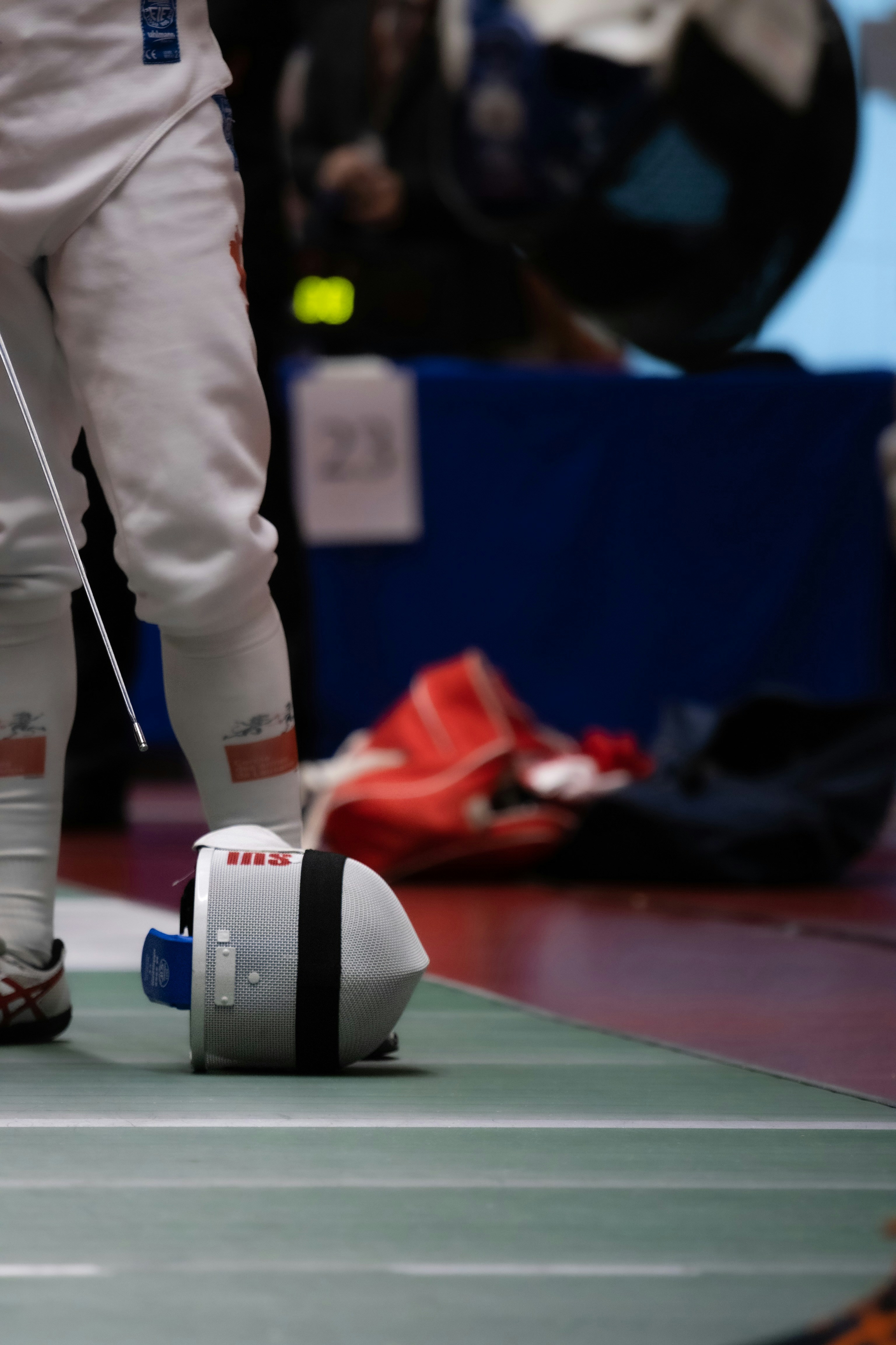 seseorang berdiri di atas lapangan tenis sambil memegang raket
