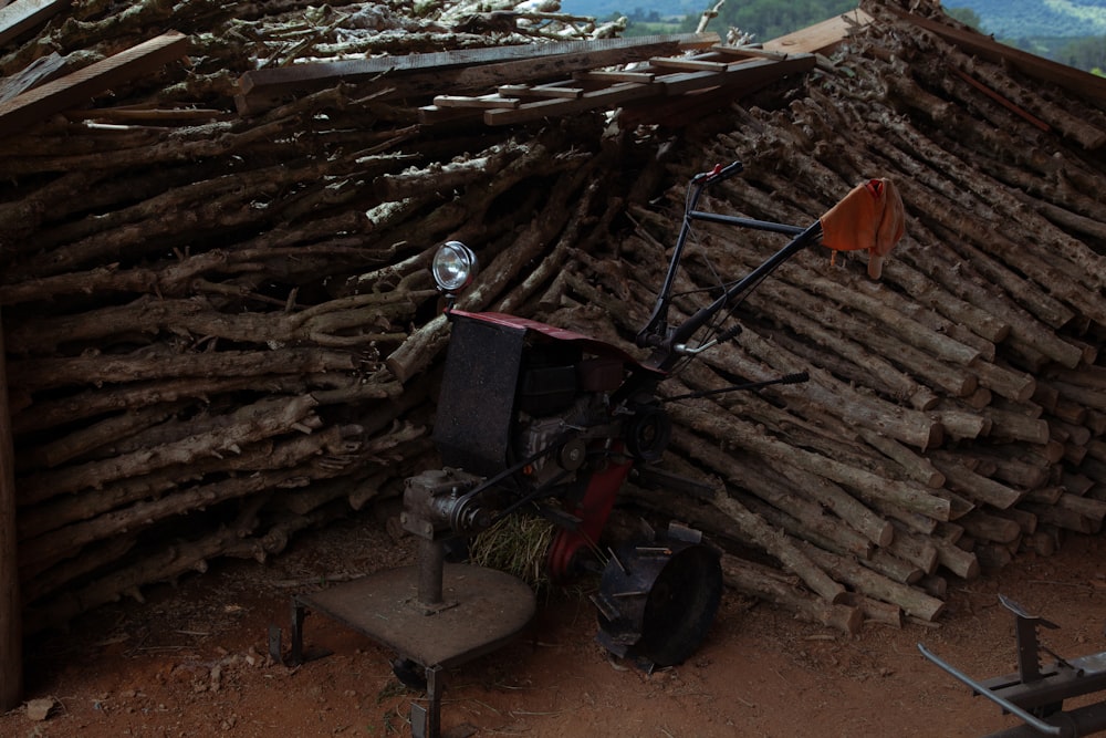 eine kleine Hütte aus Stöcken und Holz