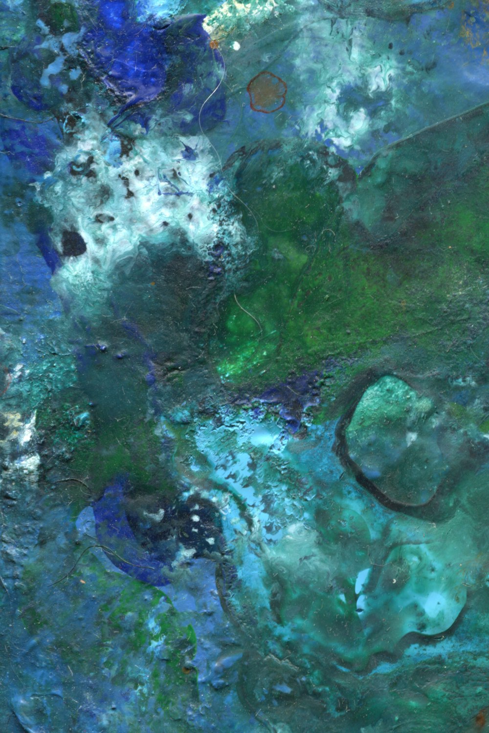 uma pintura abstrata de cores azuis e verdes