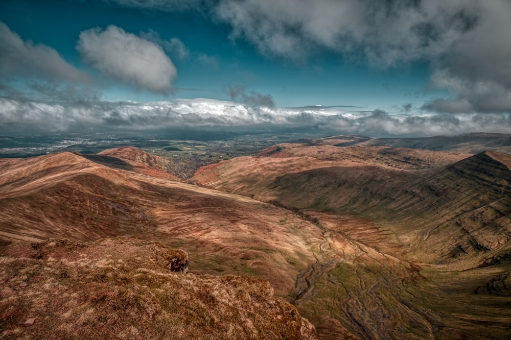 une vue sur les montagnes d’un point de vue élevé