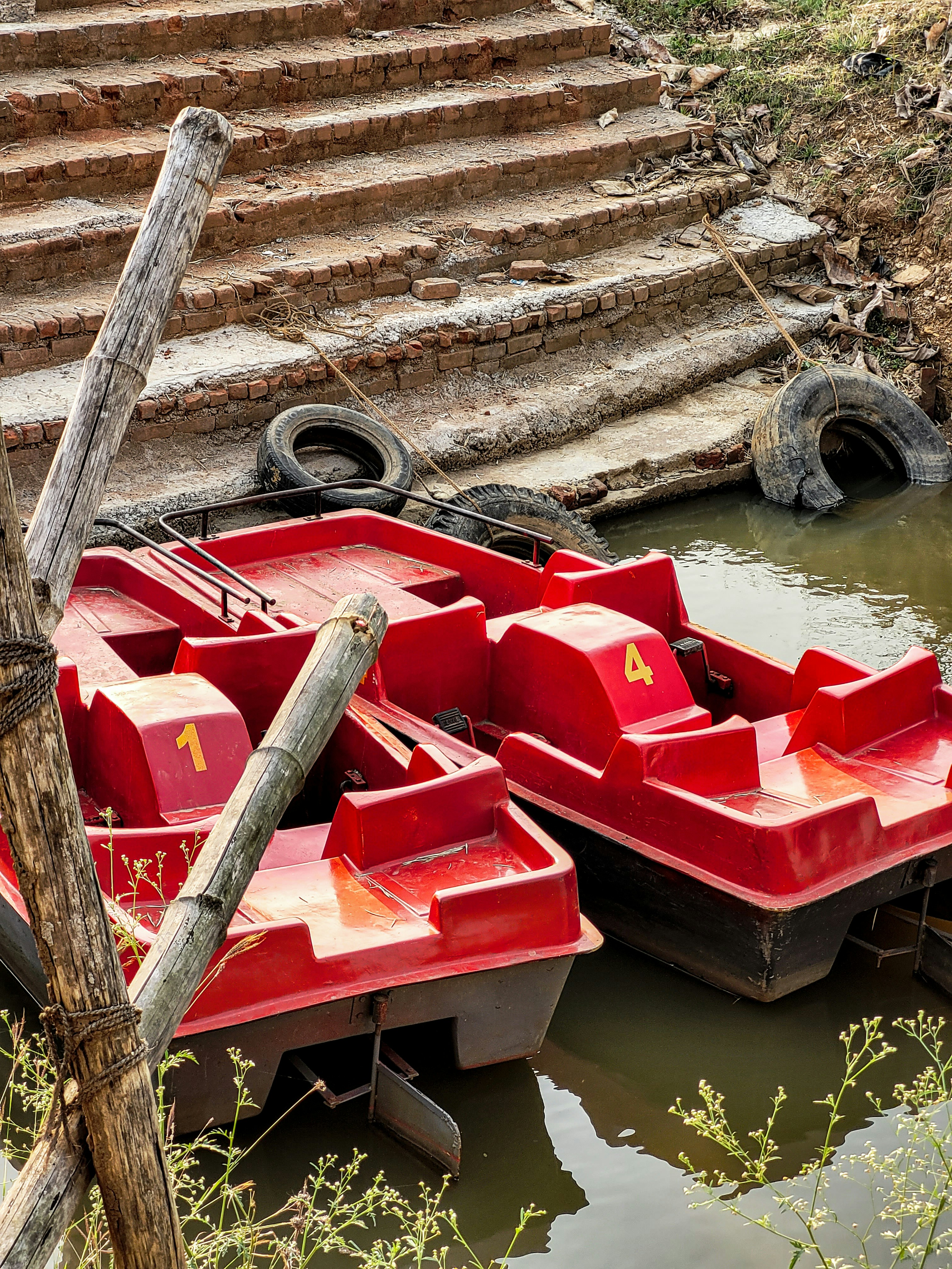 deretan perahu merah mengambang di atas sungai