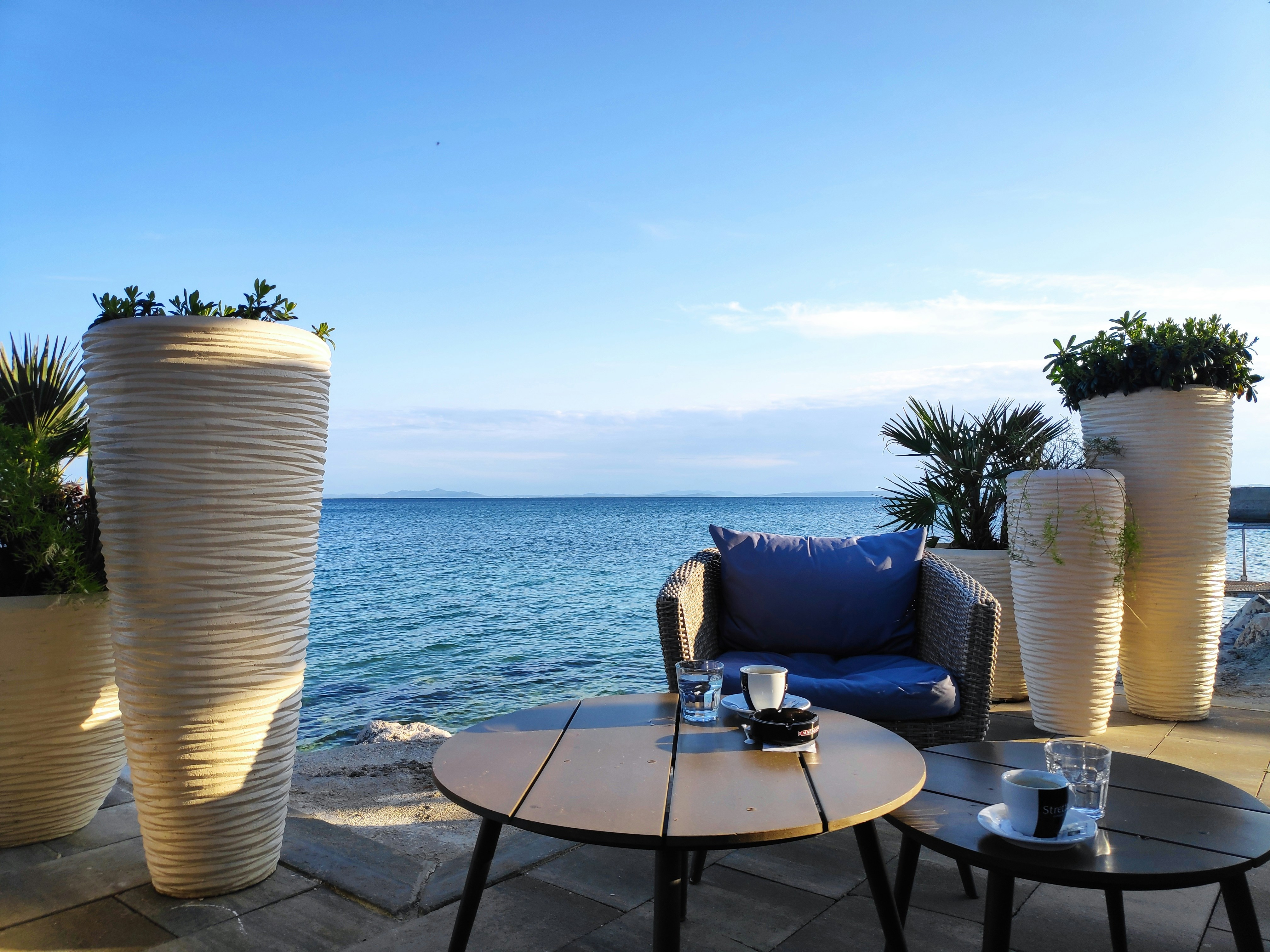 quelques grands vases assis sur une table en bois
