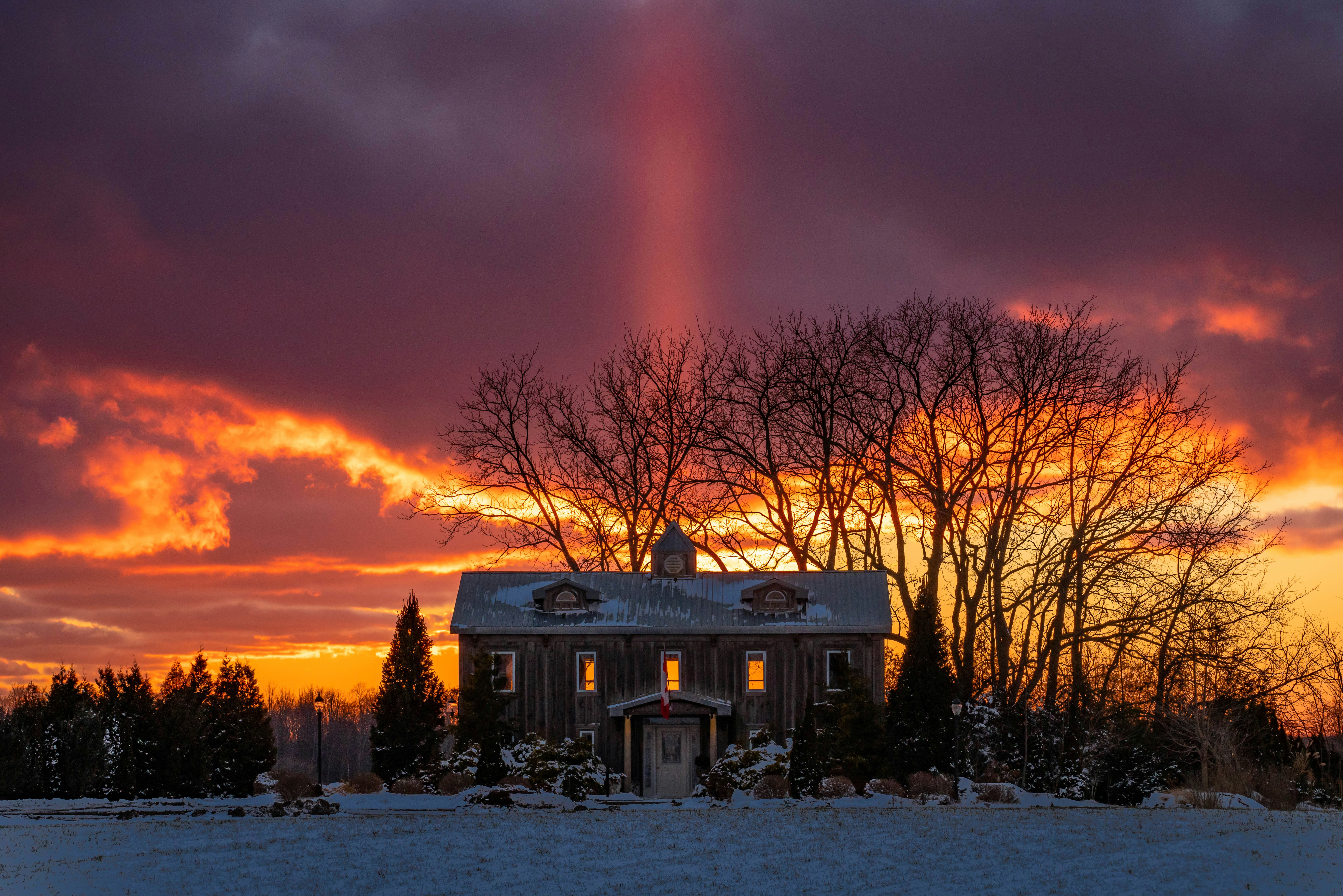 Ein Haus inmitten eines verschneiten Feldes