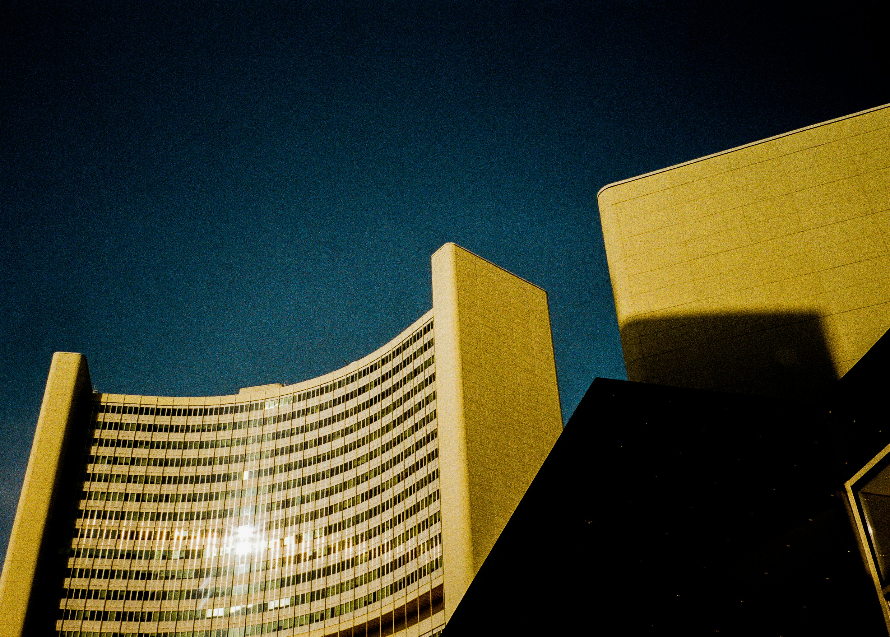 Ein sehr hohes Gebäude neben einem sehr hohen Gebäude