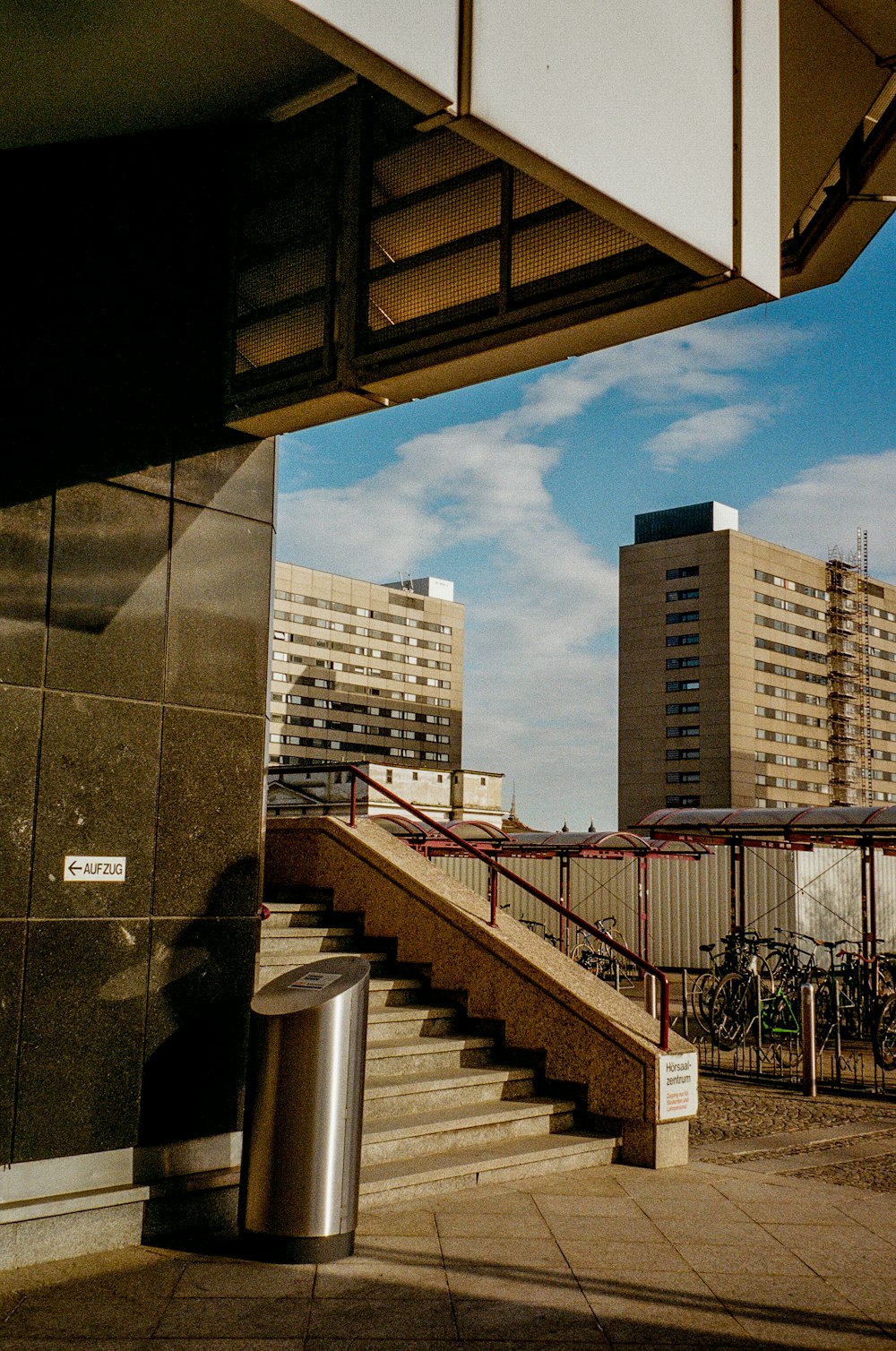 a bunch of buildings that are next to each other