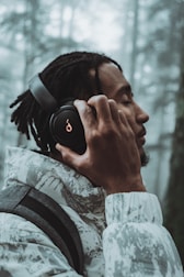 Homme écoutons de la musique avec un casque dans une forêt 