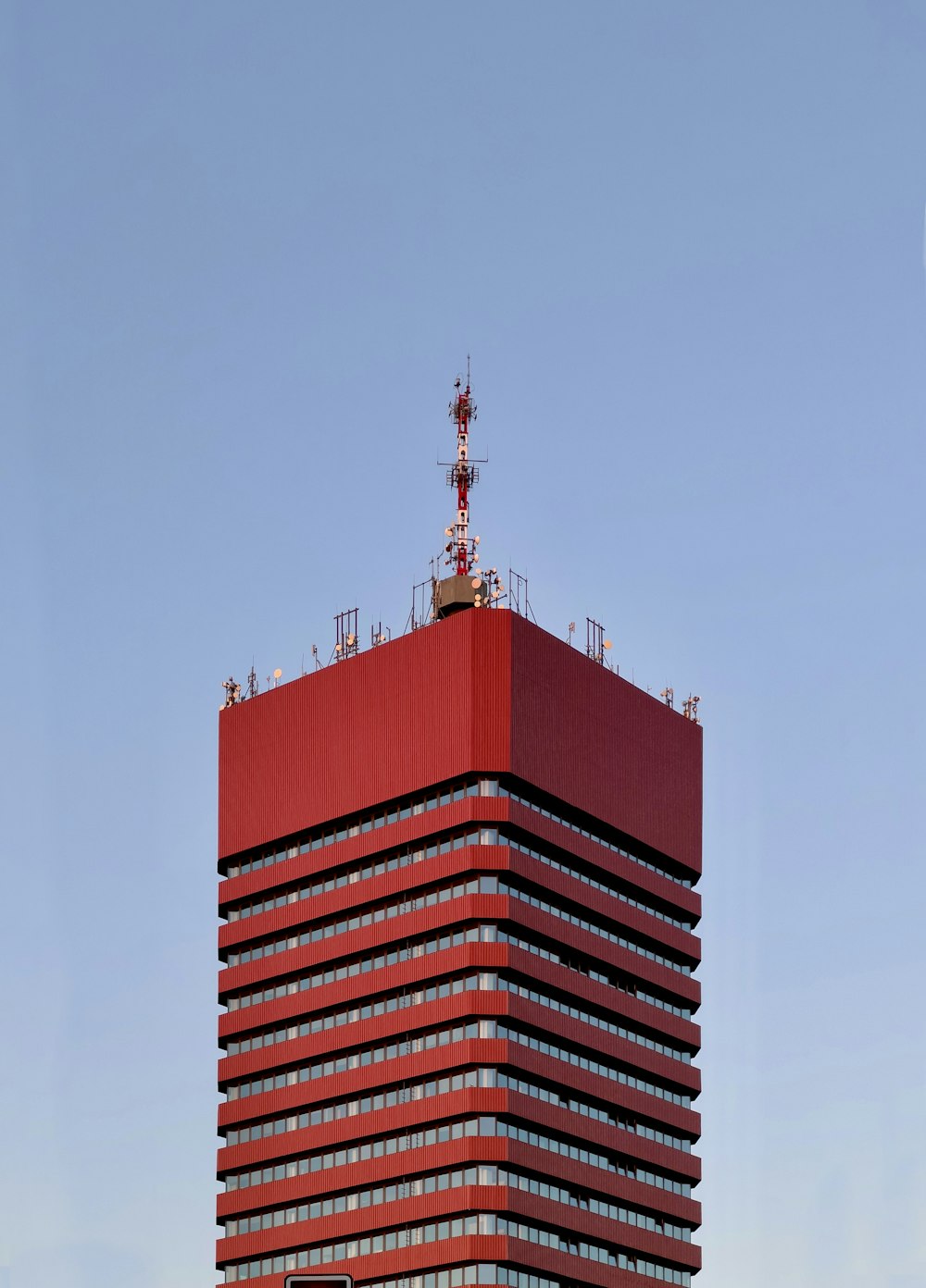Ein hohes rotes Gebäude mit Himmelshintergrund