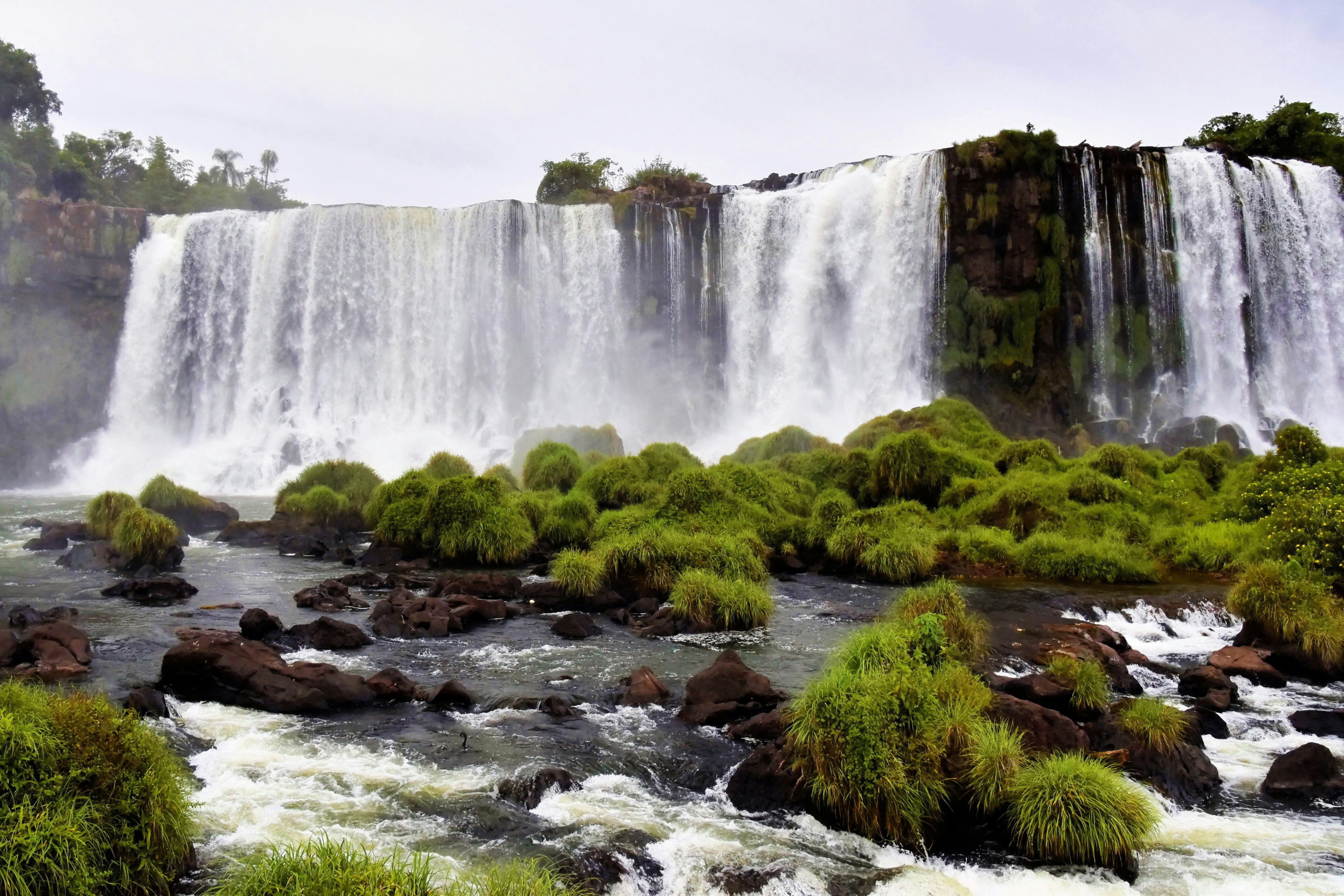 Foto Una gran cascada con mucha agua saliendo de ella Imagen