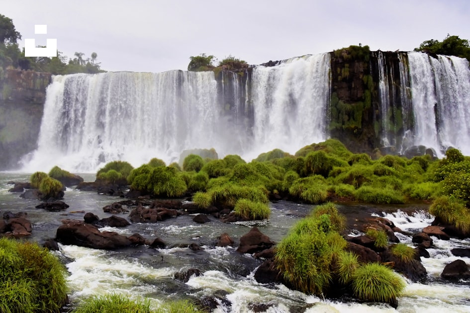 Foto Una gran cascada con mucha agua saliendo de ella Imagen