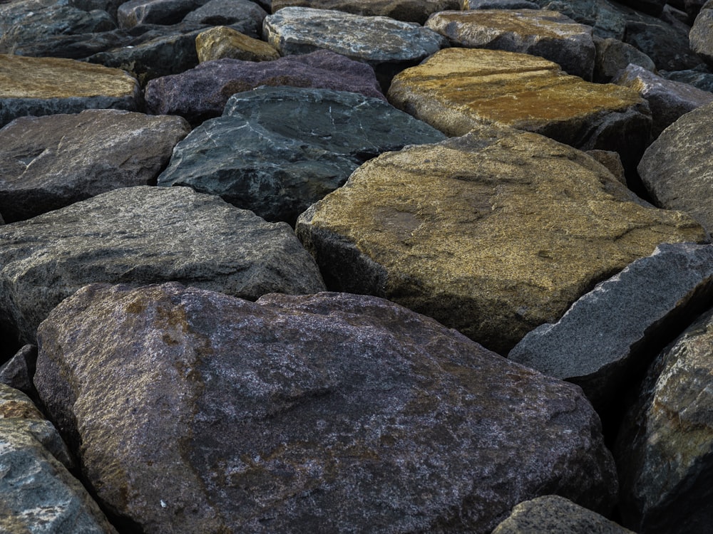 un tas de rochers qui sont assis sur le sol