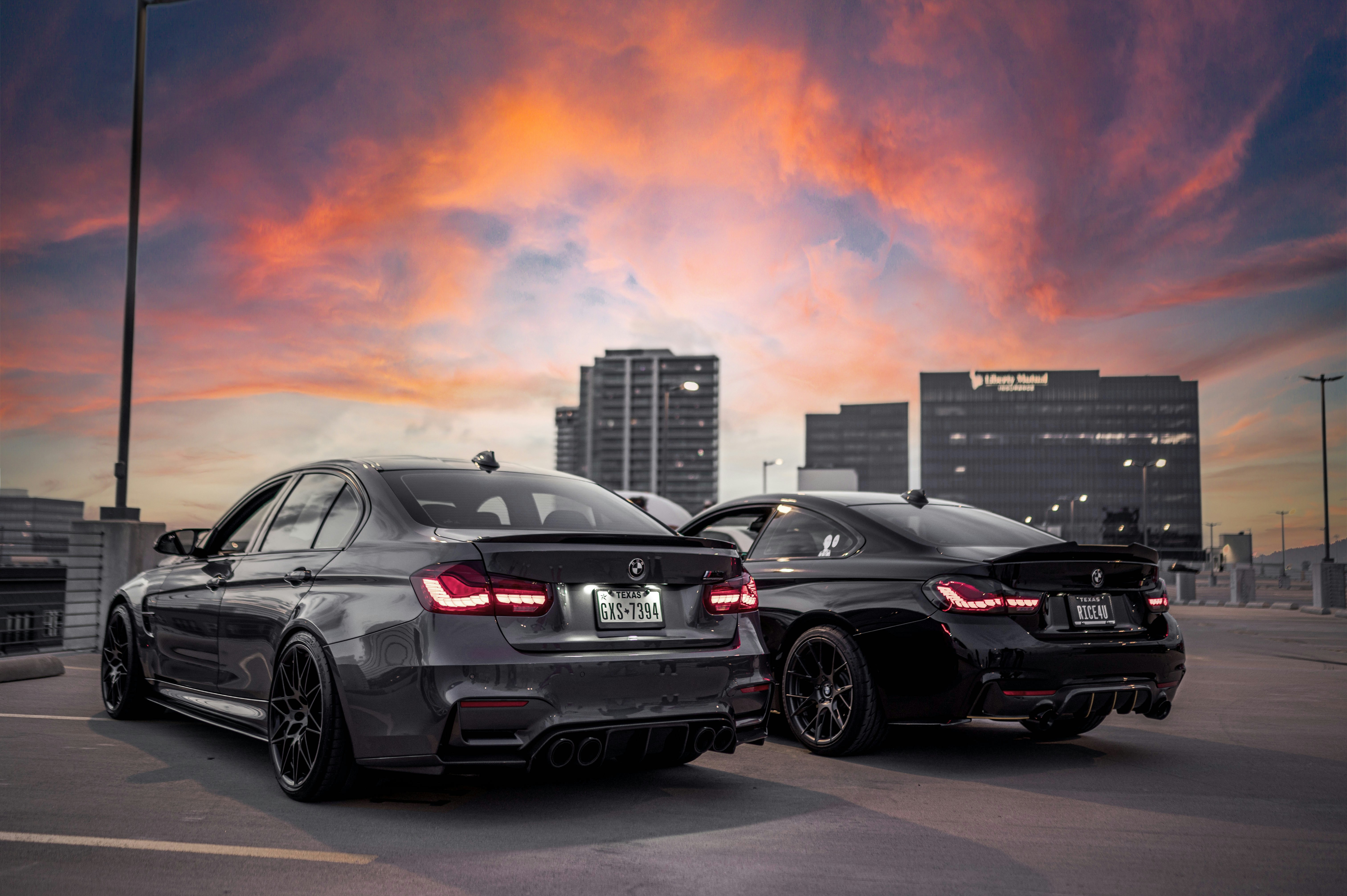 ein paar Autos nebeneinander auf einem Parkplatz geparkt