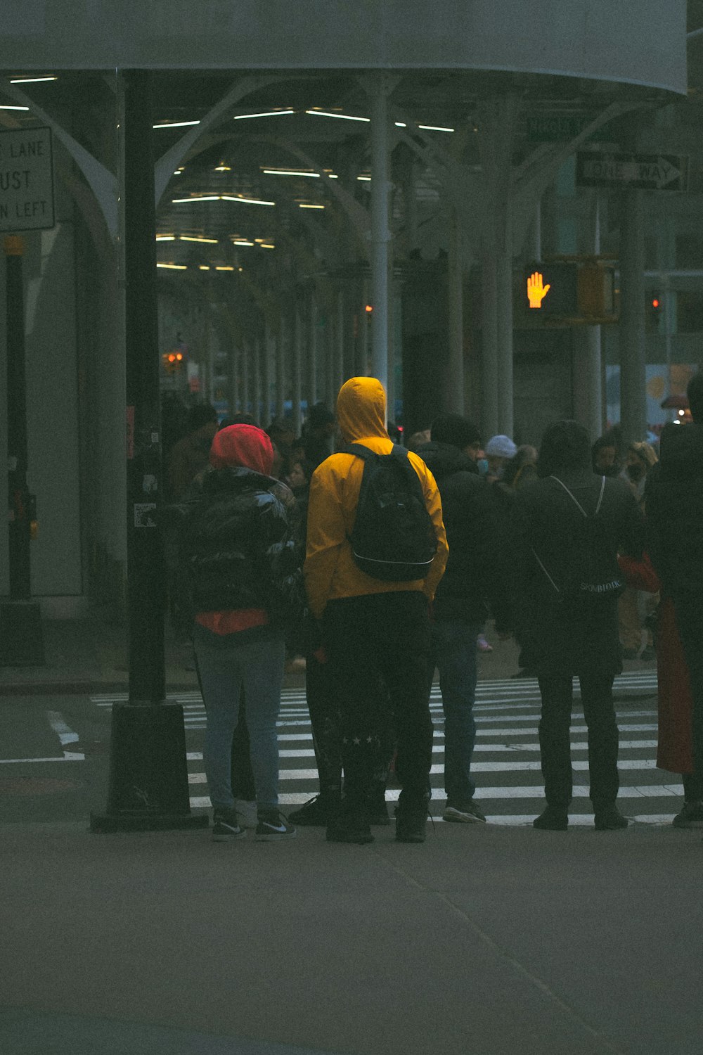 um grupo de pessoas em pé em uma esquina