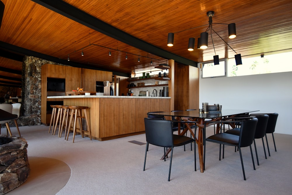 une salle avec une table et des chaises et un bar