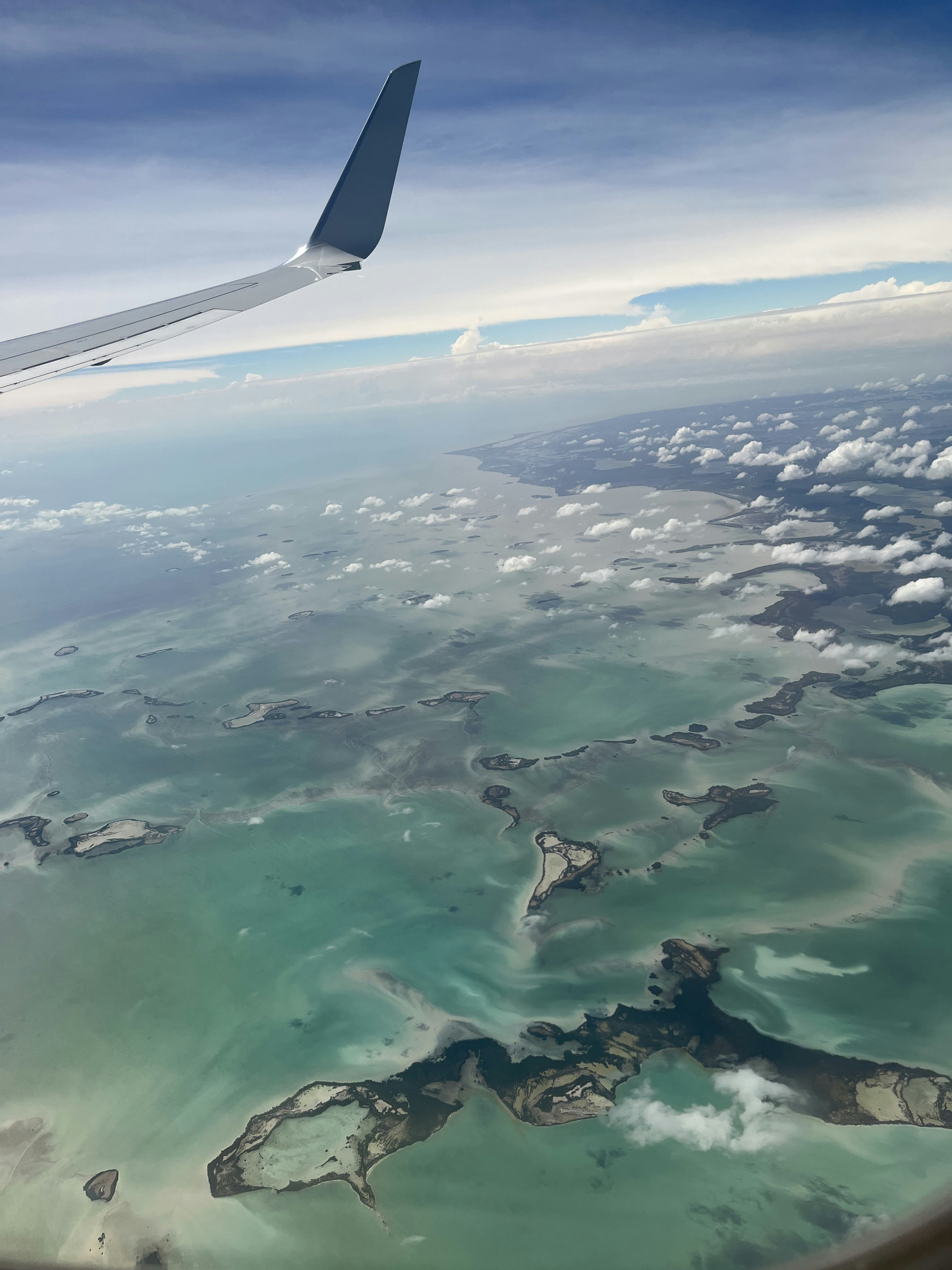 Vliegtuig boven de wolken op weg naar de Griekse Eilanden voor een korte vakantie