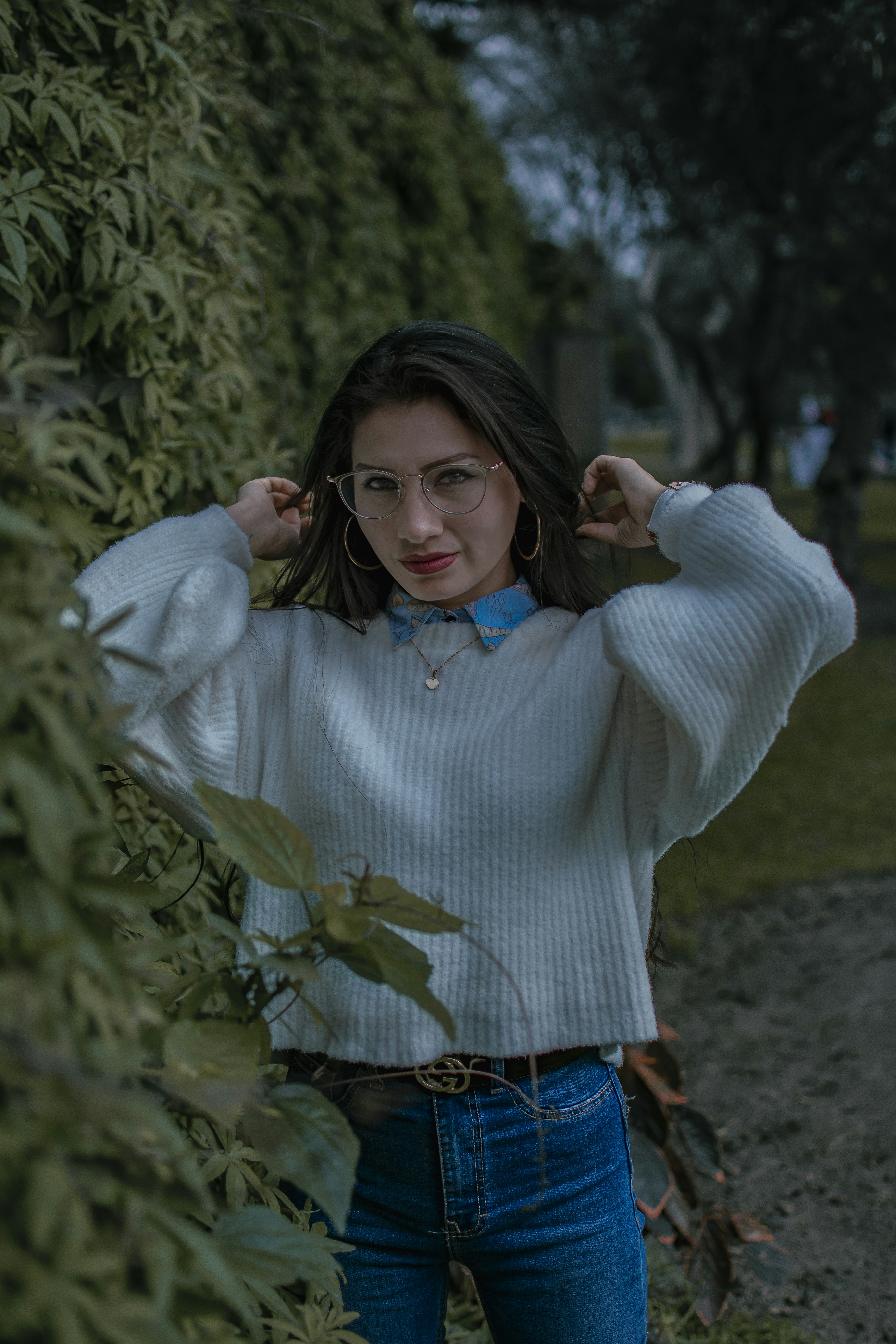 Foto Una mujer con gafas y un suéter posa para una foto – Imagen Cuerpo ...
