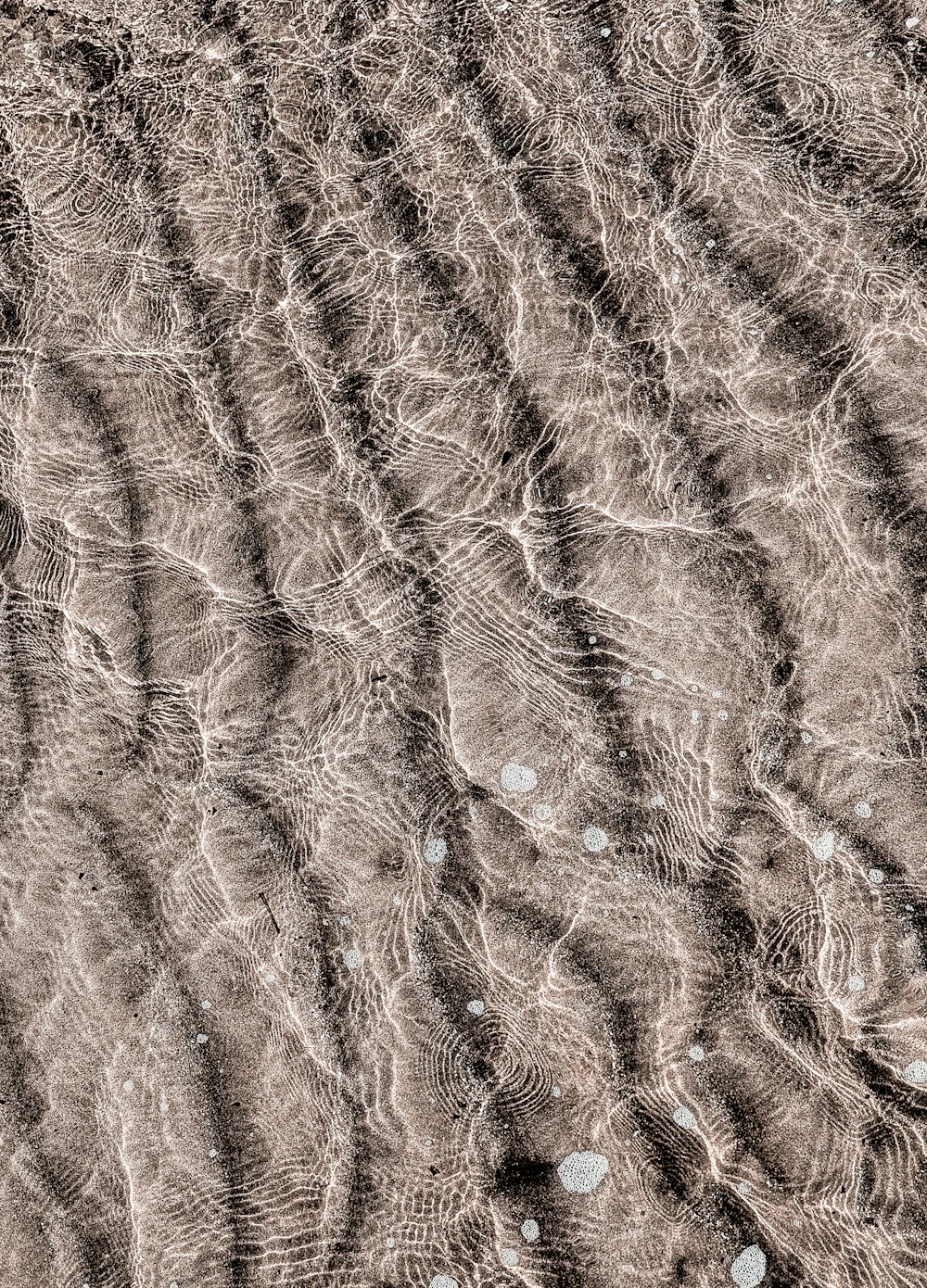 Un primer plano de ondas de agua en una playa de arena