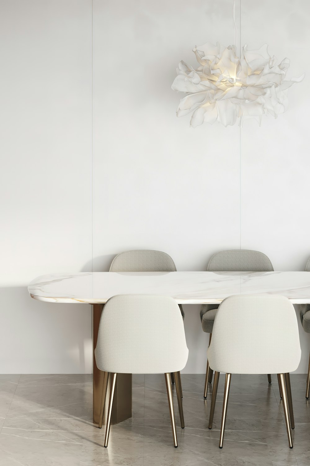 une table de salle à manger avec des chaises et un lustre