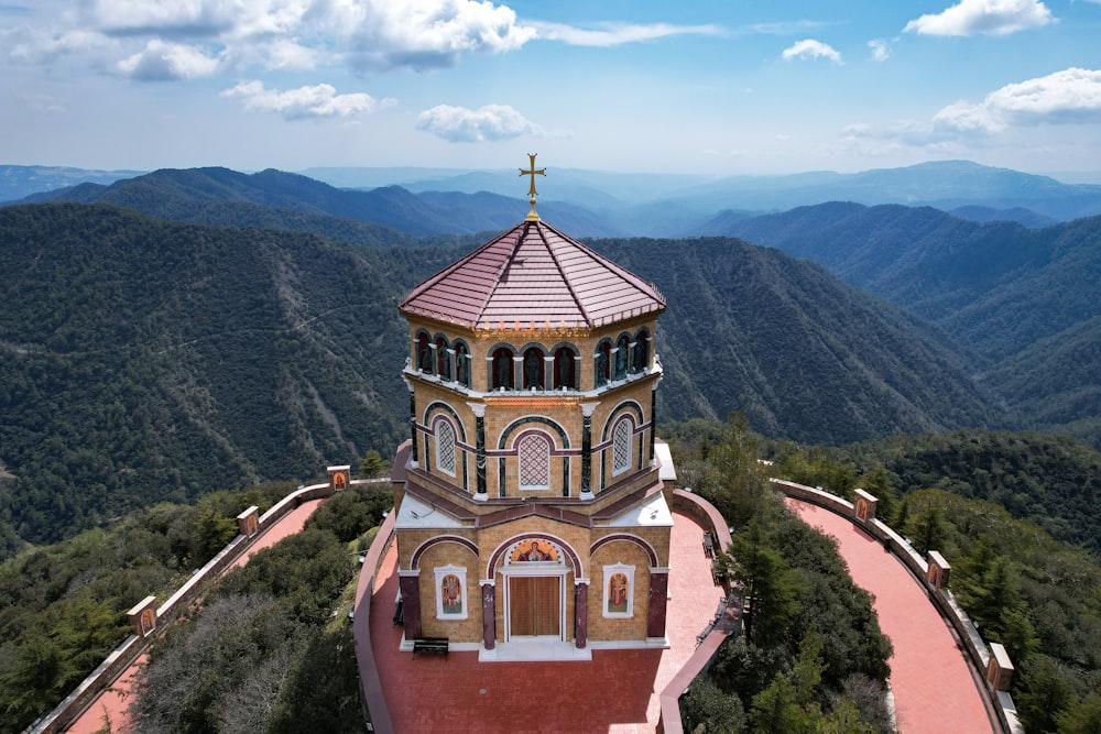 um edifício com uma cruz no topo