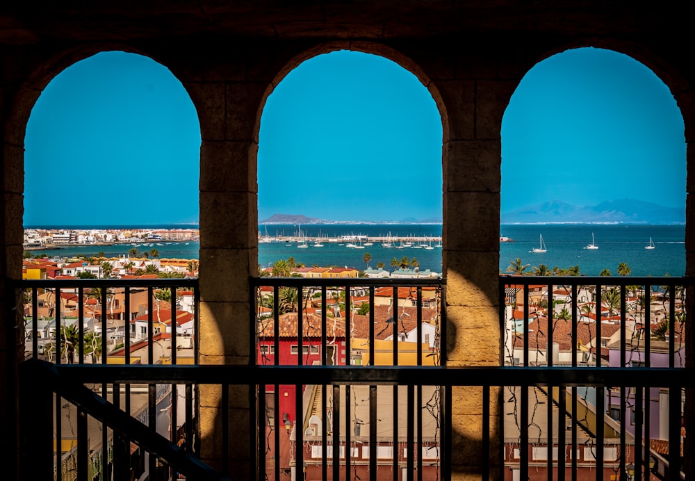 una vista di una città da una finestra