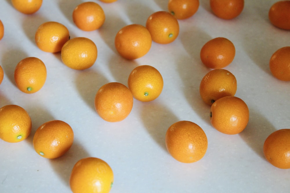 un groupe d’oranges
