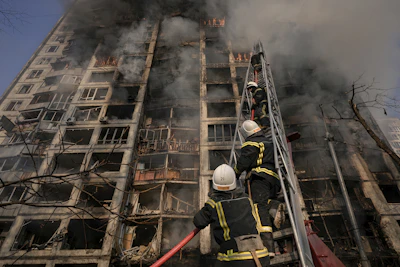 Bombeiros em ação de resposta a emergência