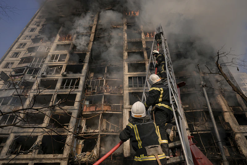 Bombeiros em ação de resposta a emergência