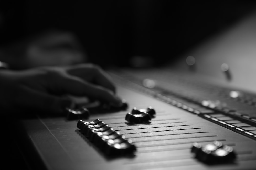 Un primer plano de una guitarra