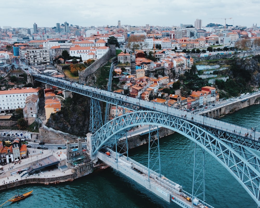 Porto über einen Fluss mit einer Stadt im Hintergrund