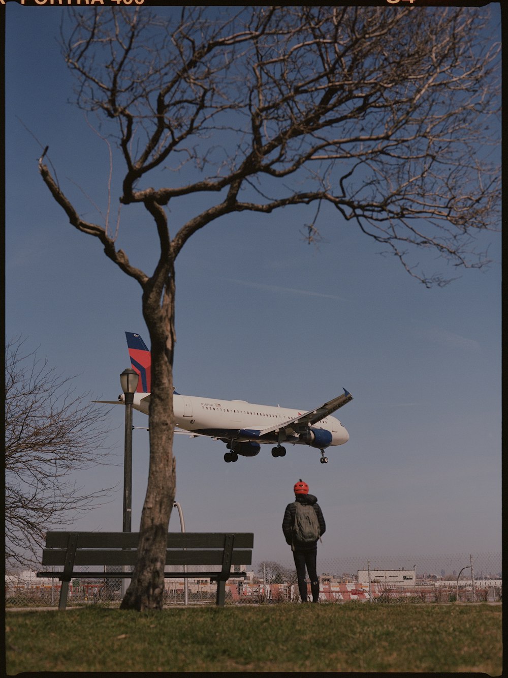 Eine Person, die neben einem Flugzeug steht