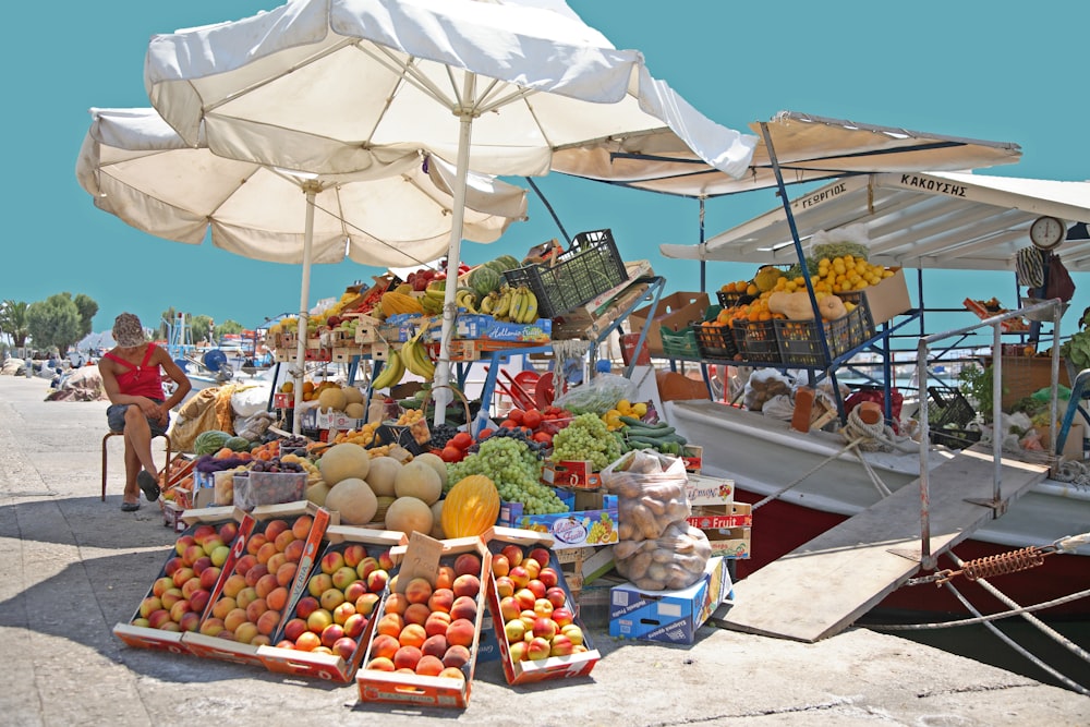 a fruit stand with fruits