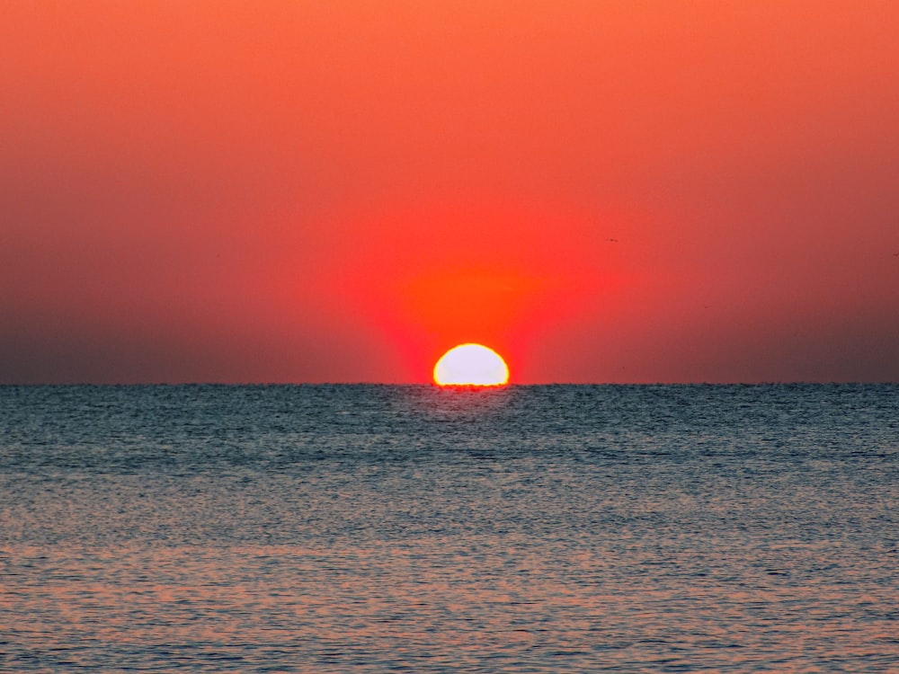 水域に沈む夕日