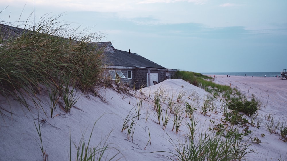 Une maison sur une plage