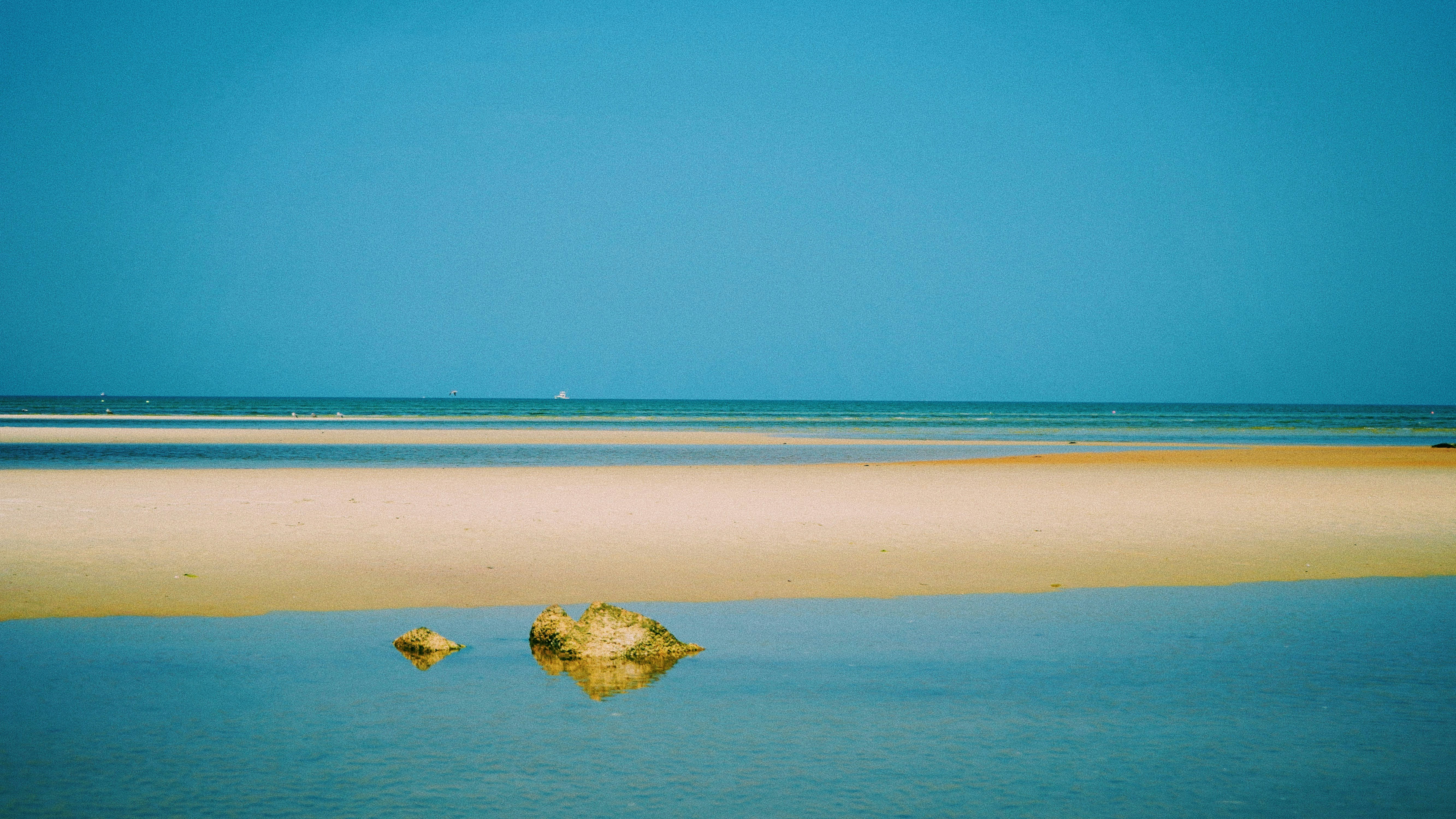 Foto Una playa con rocas en
