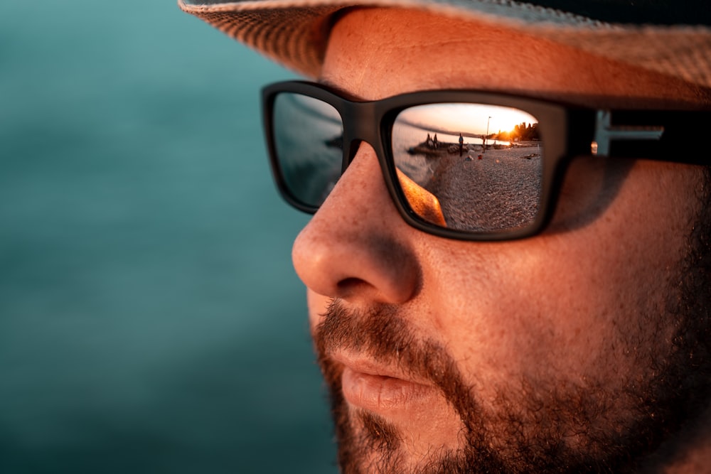 Un hombre con gafas de sol