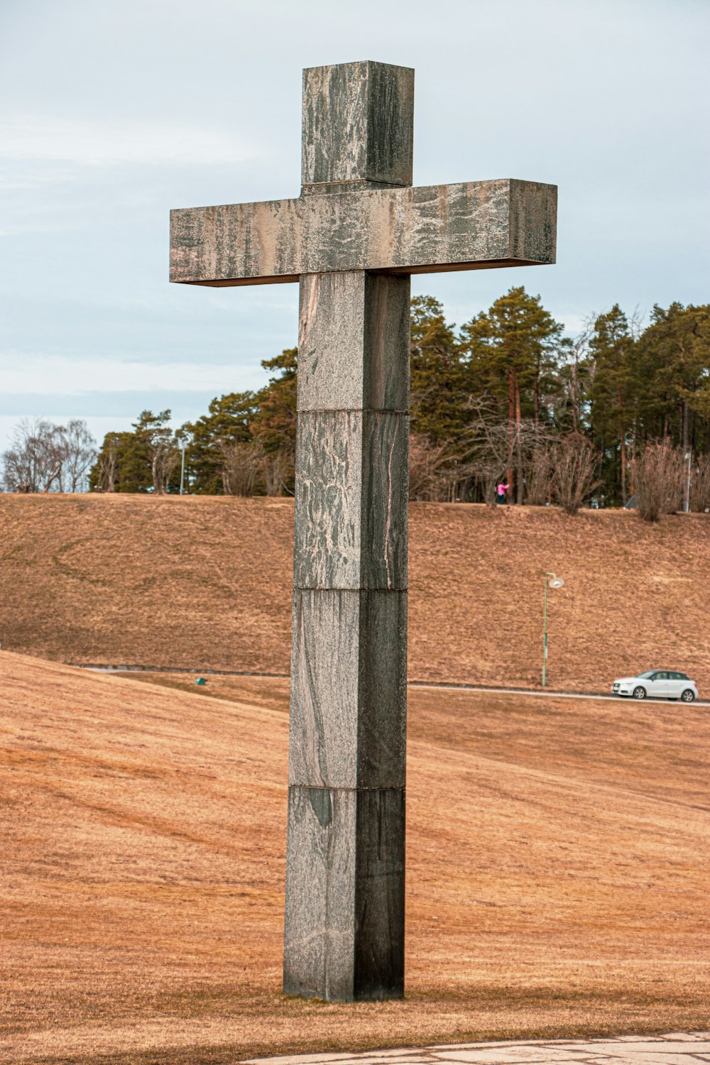 una cruz de madera en un poste
