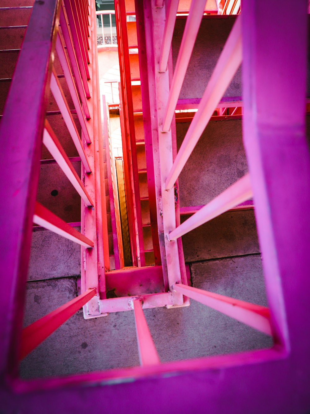 un escalier en métal rouge