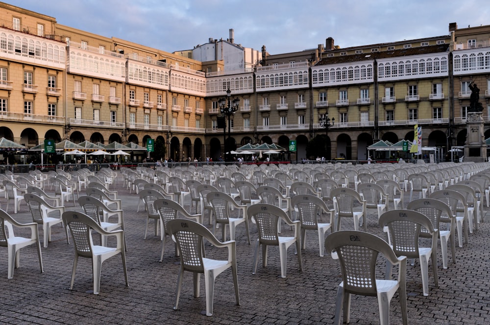 un gruppo di tavoli e sedie all'esterno