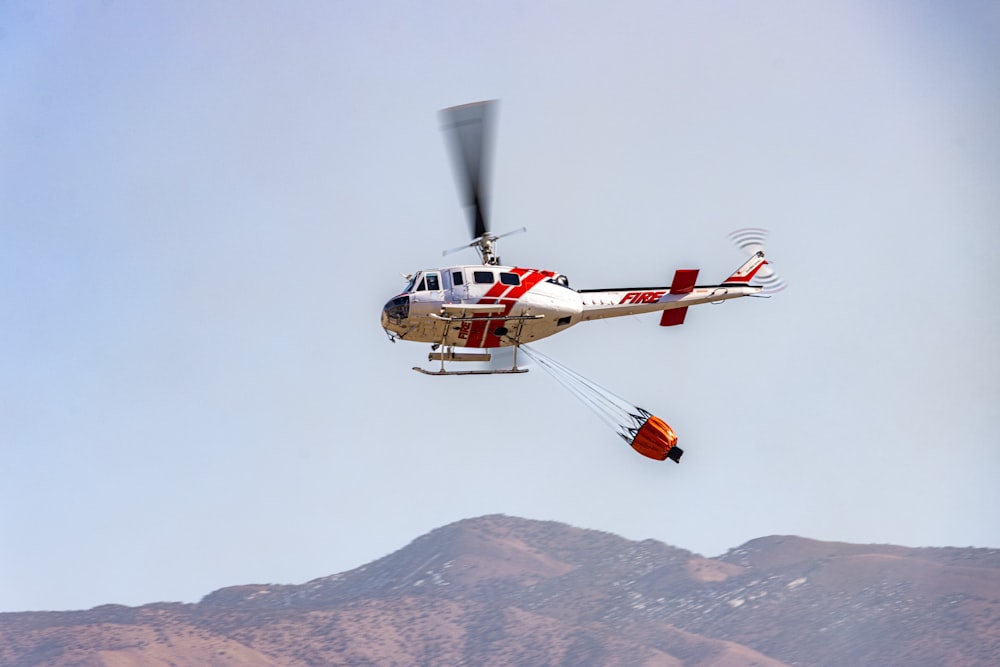 um helicóptero voando sobre uma montanha