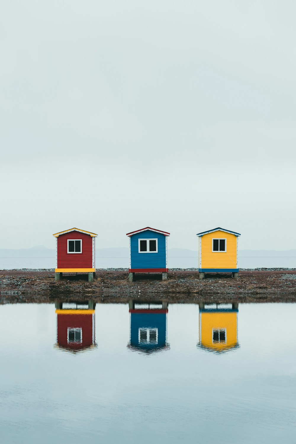 um grupo de edifícios coloridos em uma doca