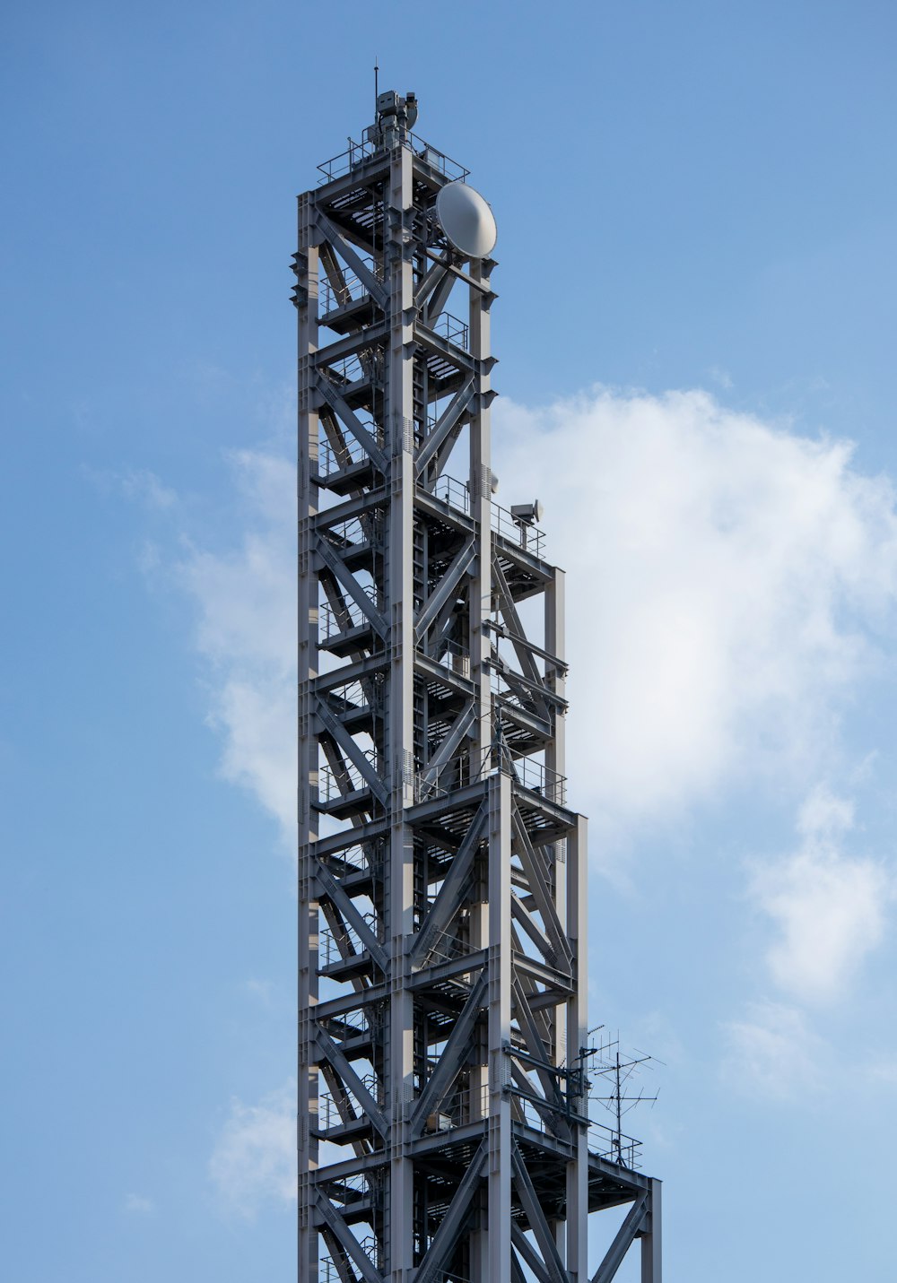 uma torre de metal alta